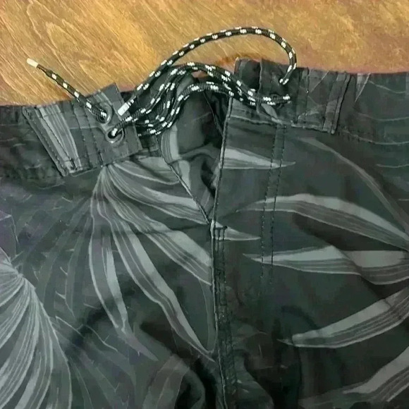 Men’s board shorts - Picture 3 of 4